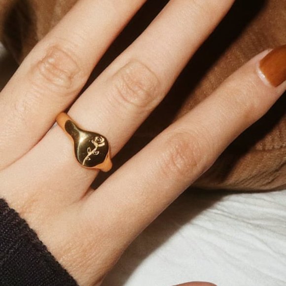 Gold plated rose engraved signet ring size 7 - Picture 2 of 3
